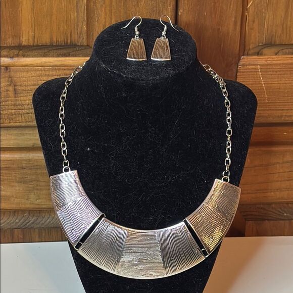 Contemporary Shaped Silver Tone Metallic Bib Necklace and Earring Set 17” - Picture 1 of 4